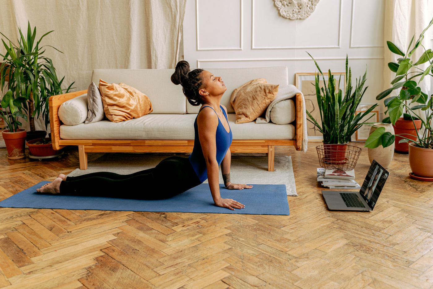 Séance de renforcement à la maison sur tapis, coaching en ligne sur ordinateur portable